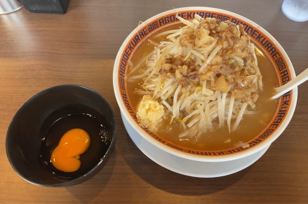 「ミニラーメン＋生卵」@顎で喰らえ ラウンドワン草加店の写真