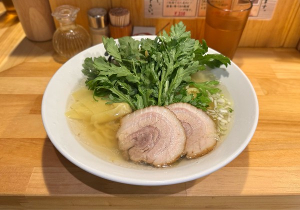 「本丸塩ら〜麺¥950、春菊¥200」@横濱 本丸亭 新橋店の写真