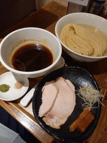 「醤油つけ麺300g￥1300＋藻塩&わさび￥50」@麺屋鈴春の写真
