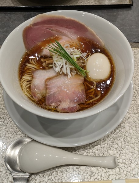 「中華蕎麦　醤油　上　1300円」@宍道湖しじみ中華蕎麦 琥珀 池袋店の写真