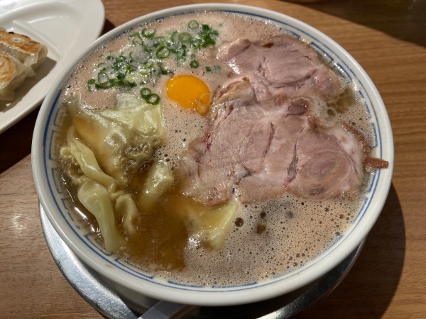 「月見ワンタンメン・一口餃子」@三代目 博多 だるま アクアシティお台場店の写真