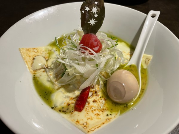 「バジルdeグリーン味噌 たまご&チーズプラス」@麺 藏藏の写真