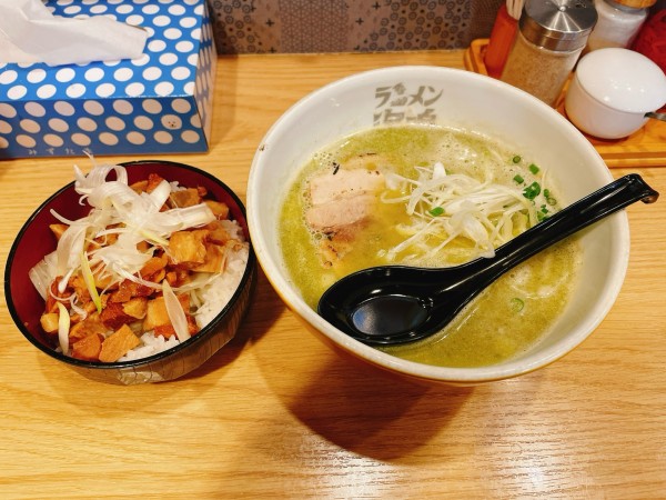 「ラーメンジェノバ＋海鳴丼」@ラーメン海鳴 中洲店の写真