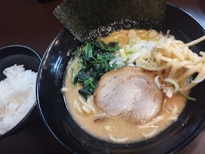 「ラーメン(並)(ライス1杯無料(好みすべてふつう)(690)」@松壱家 菊名店の写真