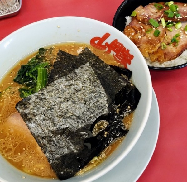 「サービスＡセット（味噌ラーメン＆チャーシュー丼）８００円」@ラーメン山岡家 水戸南店の写真