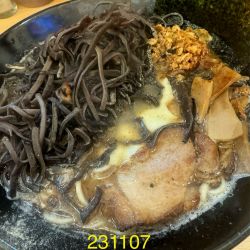 梅吉ラーメン＋キクラゲ＋替玉900+100+200