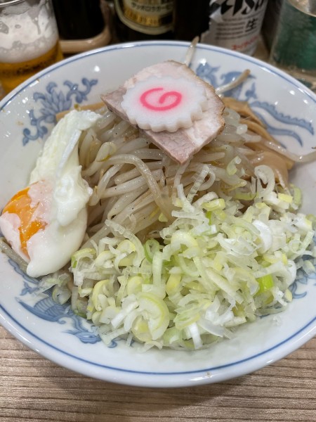 「油そば モヤシ ネギ 半熟卵」@らーめん 高尾の写真