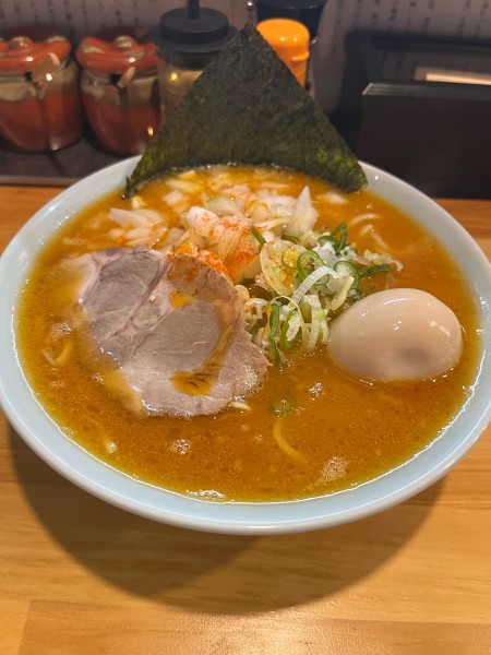 「旨辛ラーメン 玉ねぎ＋味玉」@横濱家系らーめん 幸喜家の写真