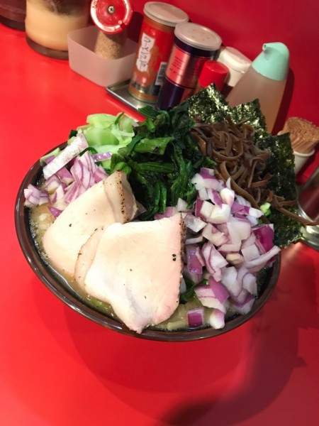 「ラーメン＋野菜Mix＋九条葱＋紫玉葱W 1,000円」@どんとこい家の写真