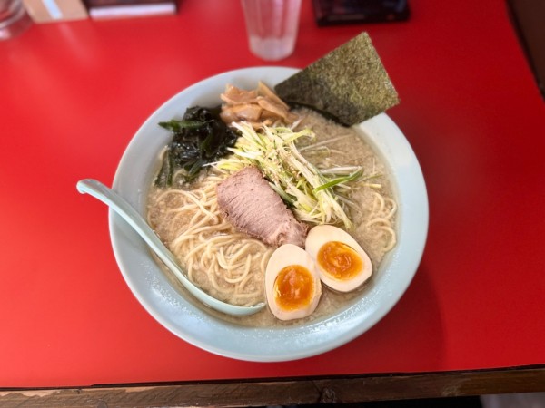 「ネギラーメン(並) 麺硬め850円＋LINE登録半熟玉子」@ラーメンショップ まる壱の写真