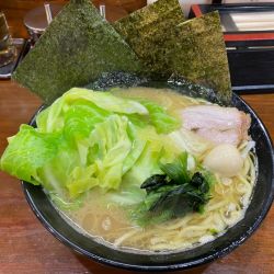 ラーメン¥750。キャベツ¥100。普普普。