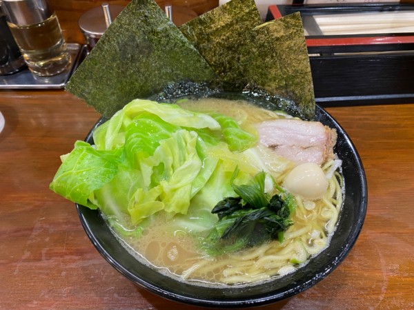 「ラーメン¥750。キャベツ¥100。普普普。」@横浜らーめん 峰の家の写真