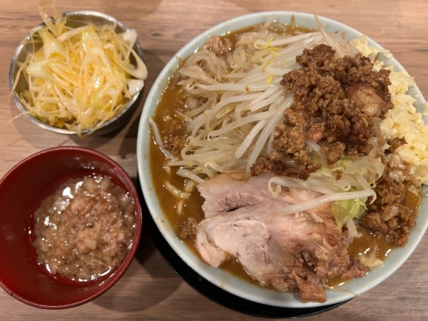 「ラーメン1000円+味噌変更100円+辛ネギ150円」@俺の生きる道 上野店の写真