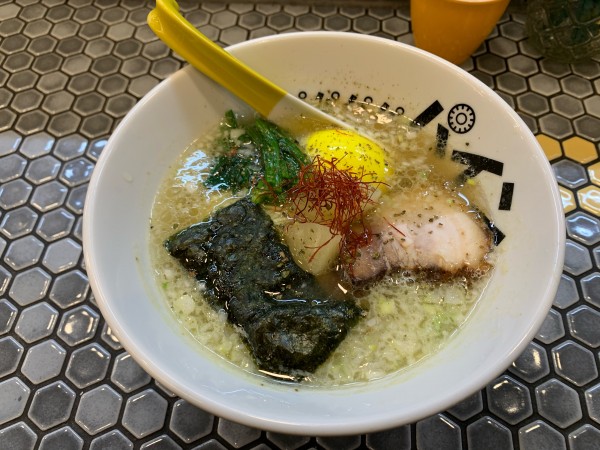 「パイナップル塩ラーメン」@パイナップルラーメン屋さん パパパパパインの写真
