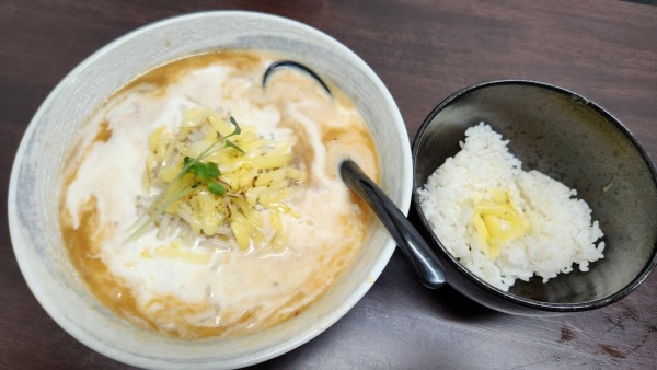 「ホワイト炙りチーズ味噌 +追い飯付」@麺屋エイトの写真