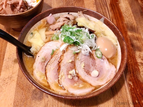 「もつ味噌 大盛(+煮玉子+チャーシュー3枚+にんにく+ワンタ」@麺屋つくしの写真