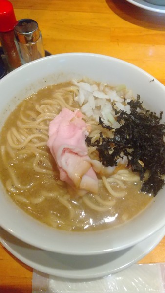 「旨辛濃厚煮干しそば　大　魚粉+レモン（無料）大盛　背脂増し」@中華そば 山下の写真