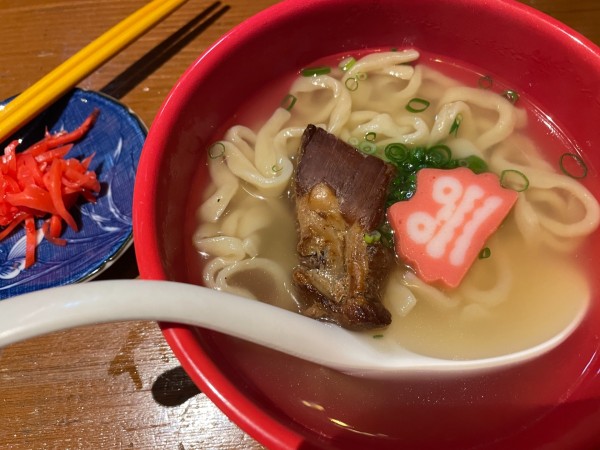 「ソーキそば・ハーフ600円」@ちゅらちゅらの写真