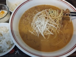 「平日ランチ 挽肉唐辛子そば(セット)(880)」@大新園の写真