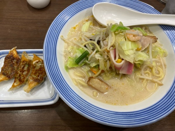 「長崎ちゃんぽん+ぎょうざ3個　910円」@長崎ちゃんぽん リンガーハット 赤羽店の写真