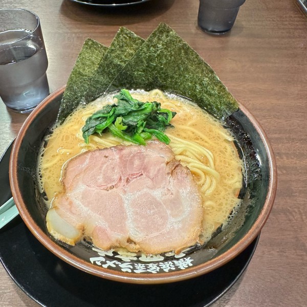 「醤油ラーメン」@横浜家系ラーメン 丸岡商店 東新町店の写真