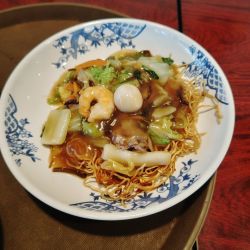 五目焼そば(879円)