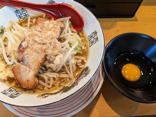 「らーめん(ニンニク少+アブラ)＋生卵」@スタ麺 あひるの写真