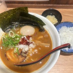辛極煮干しラーメン　味玉海苔刻みニンニク刻み玉葱