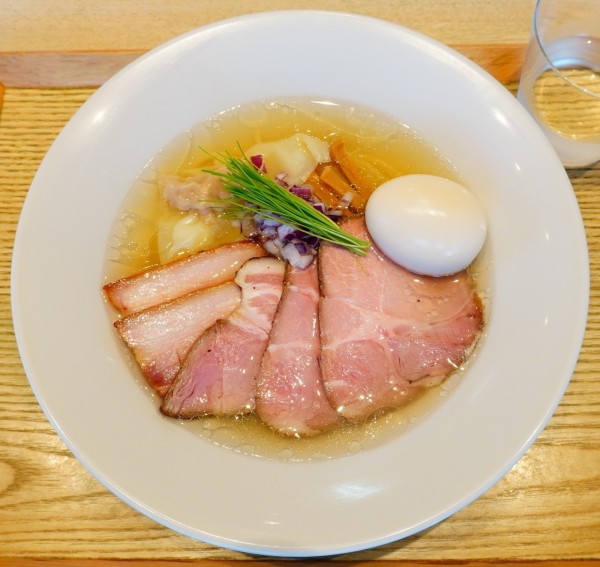 「特製中華蕎麦＜塩＞」@宍道湖しじみ中華蕎麦 琥珀 東京本店の写真