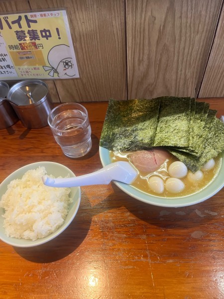 「醤油並うずら海苔増し硬め濃いめ、ライス」@横浜ラーメン 壱福家の写真