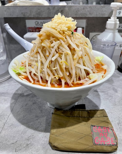 「鷹の爪ラーメン＋野菜増し」@旨辛ラーメン表裏 高田馬場店の写真