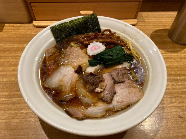 「醤油半チャーシュー麺（80g）950円」@長岡食堂 横浜西口店の写真