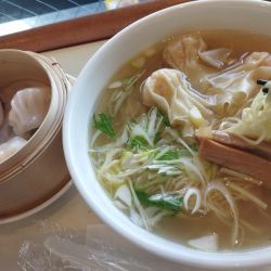 特別価格えびワンタン麺(480)＋エビ蒸しギョウザ(300)