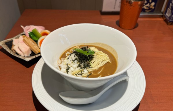 「【限定】特製濃厚煮干し蕎麦¥1350」@酒肴場 屯の写真