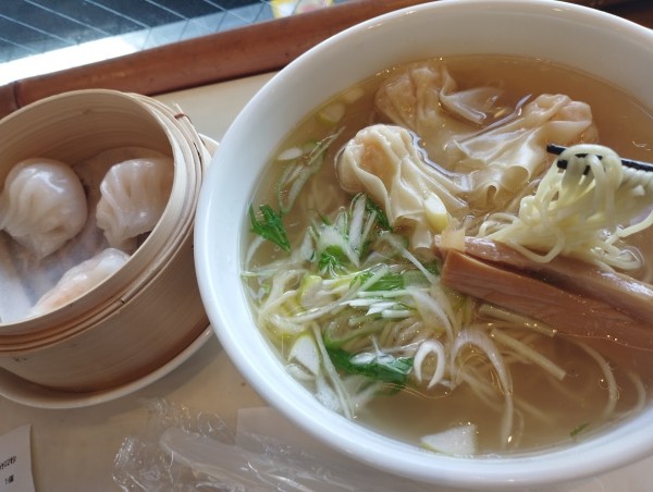 「特別価格えびワンタン麺(480)＋エビ蒸しギョウザ(300)」@SARIO 聘珍茶寮 横浜中華街店の写真