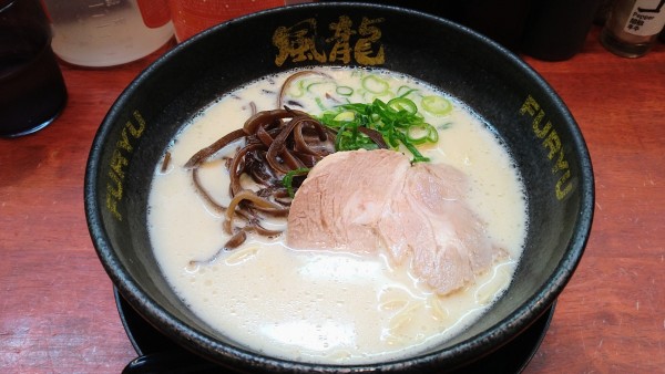 「とんこつラーメン(バリカタ)+替え玉」@とんこつラーメン 博多風龍 渋谷店の写真
