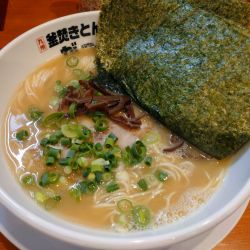 豚骨らーめん（680円）＋海苔（100円）＋替玉（100円）