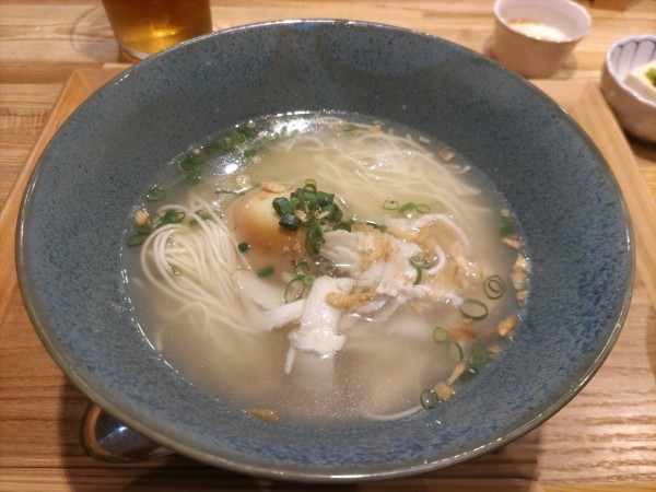 「鶏塩らーめん+ご飯+とろろ&冷奴」@焼鳥さむしんの写真