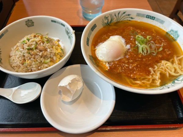 「【期間限定】温玉旨辛ラーメン690円、半炒飯290円」@日高屋 土浦西口店の写真