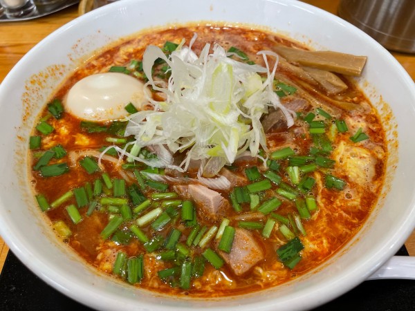 「少し辛いらーめん（味玉）」@中華そば 島風の写真