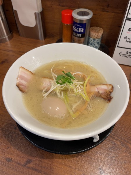 「トリパイタン塩+半熟煮玉子（1000円）」@ラーメン ロケットキッチンの写真