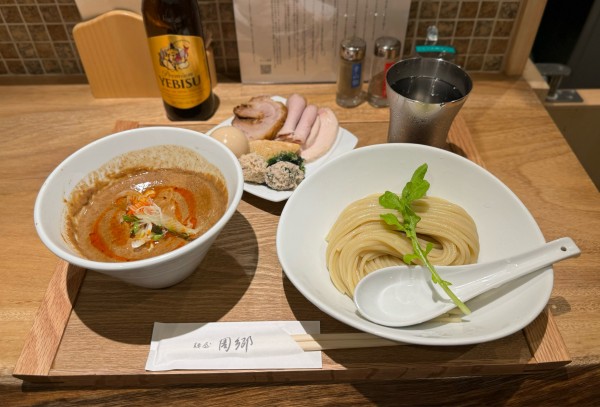 「赤つけ麺特製（辛さ普通）¥1500、パクチー¥150」@麺屋 周郷 神田店の写真