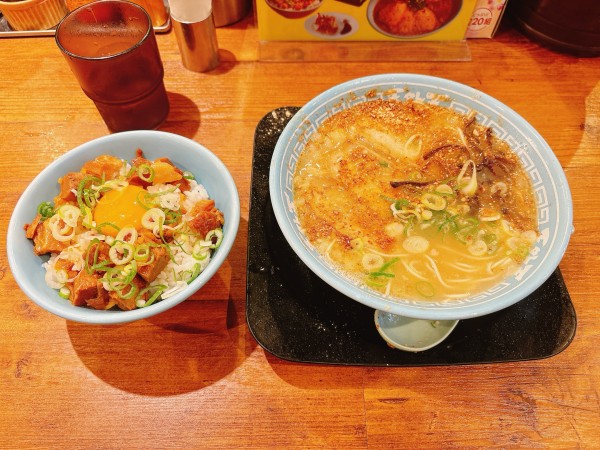 「ラーメン＋チャーシュー飯」@ラーメン 天外天 熊本駅店の写真