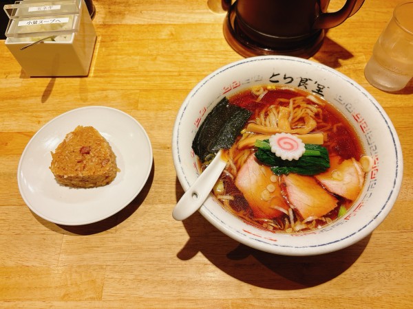 「手打中華そば醤油＋焼き豚おにぎり」@とら食堂 福岡分店の写真