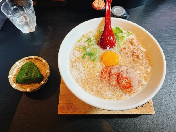 「月見ラーメン＋おにぎり」@麺屋我ガ 天神店の写真