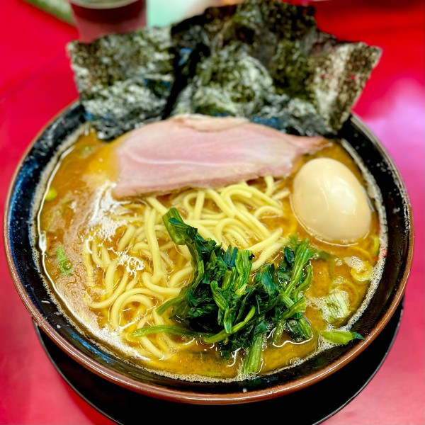 「ラーメン(大盛り、硬め濃め多め)/ライス(大盛り)/燻製玉子」@柏 王道家の写真