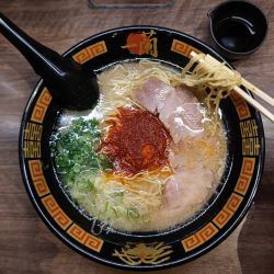 ラーメン（980円）、オスカランの酸味（130円）