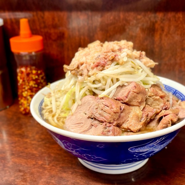 「ぶた大ラーメン ニンニク少なめ/ヤサイマシマシ/アブラマシマシ」@ラーメン二郎 めじろ台店の写真