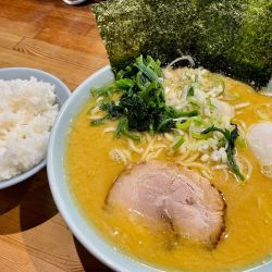 豚骨ラーメン/麺大盛り/訳あり玉子/半ライス 濃いめ/脂多め