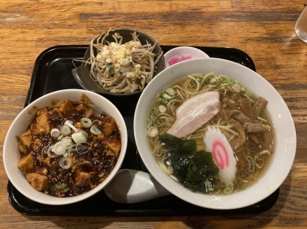 「ミニマーボー丼・らーめんセット880円」@松竹の写真